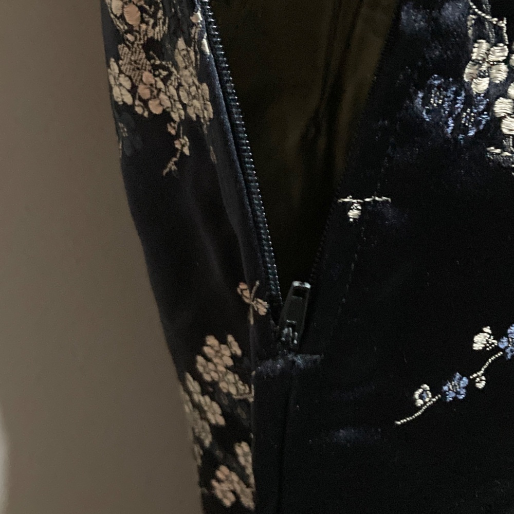 Elegant Black and Gold Floral Midi Dress - Picture 4 of 11